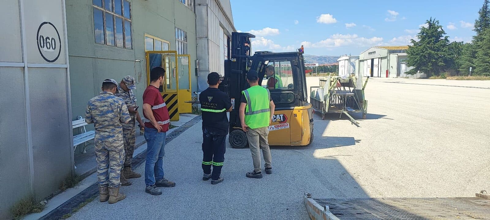Depo sahasında forklift ile yük taşıma