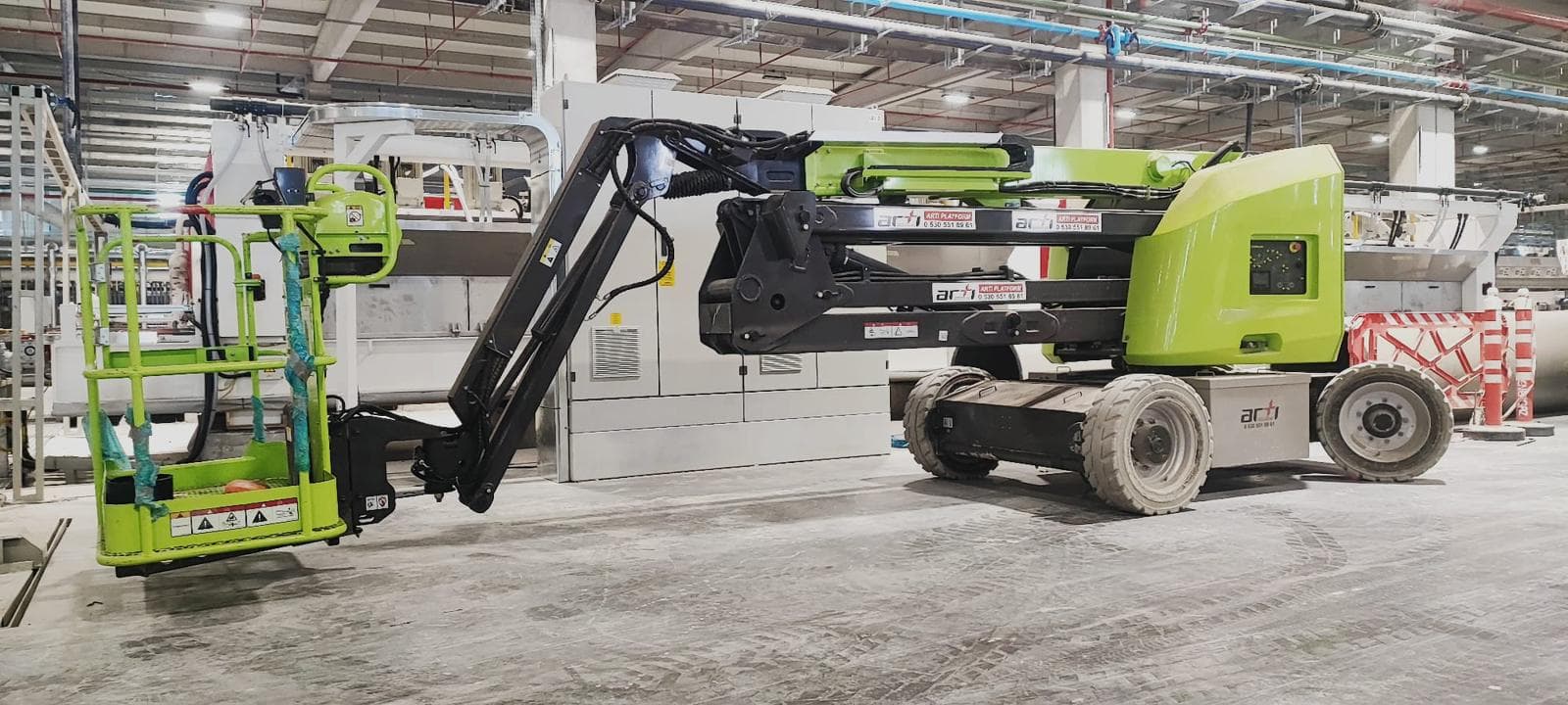 Depo içinde makaslı platform ile raf/tavan çalışması