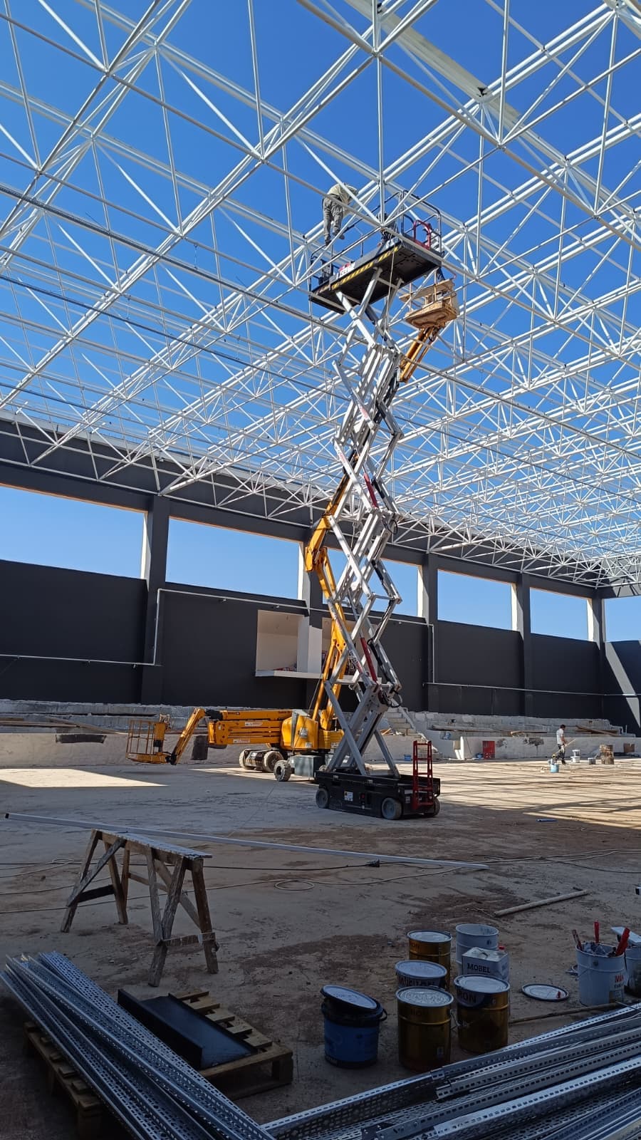 Makaslı platform ile depo içi raf erişim çalışması